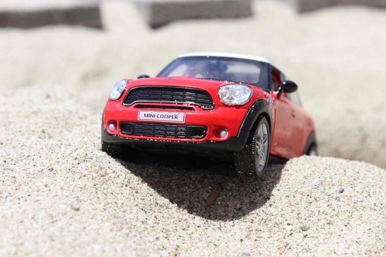 Roter Mini Cooper im Sand als Symbol für Elektroauto-Ausflüge in Norddeich