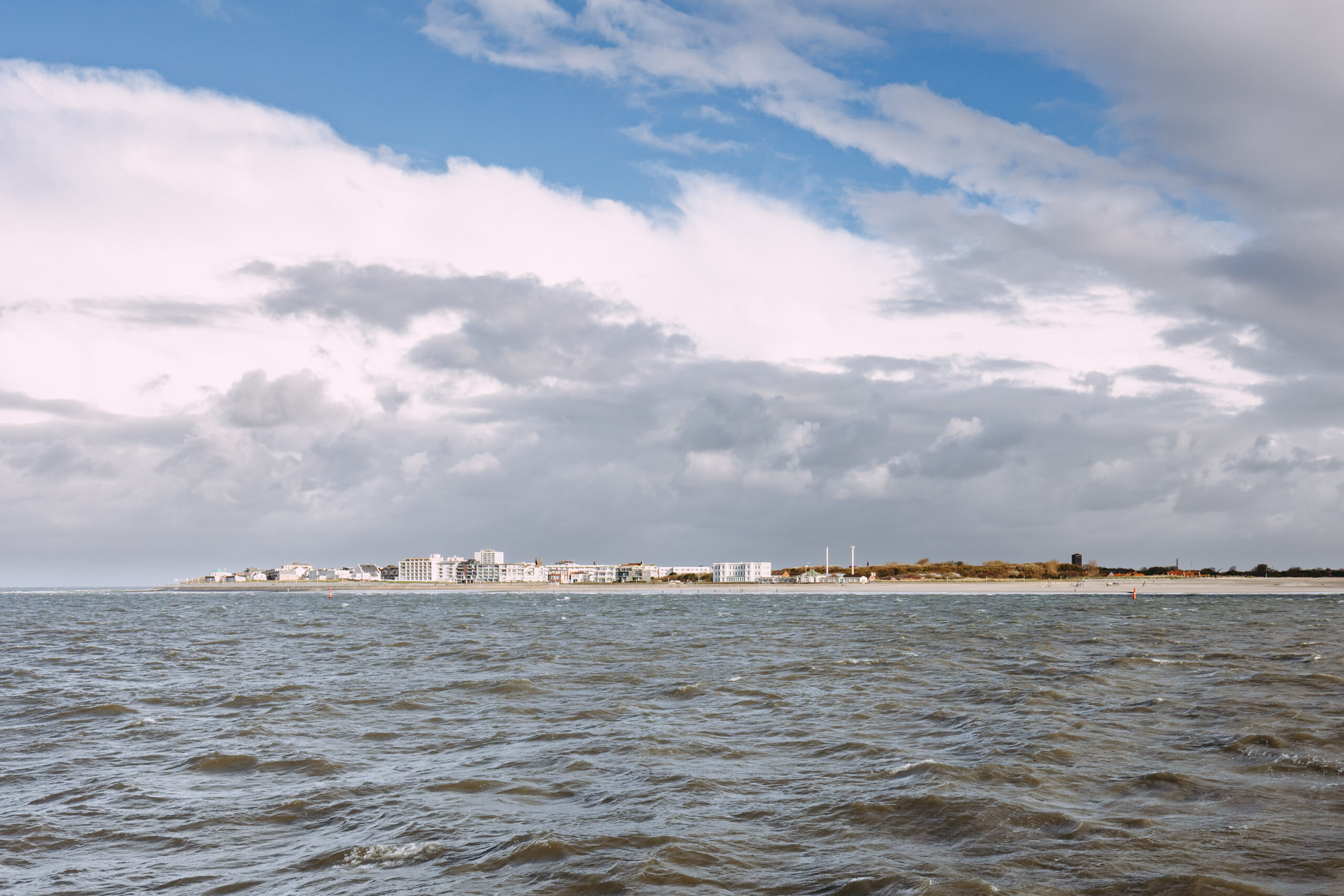 Blick vom Meer auf die Insel Norderney mit Ortschaft und Strand