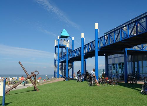Haus des Gastes in Norddeich mit Aussichtsturm, Anker und Blick auf den Strand