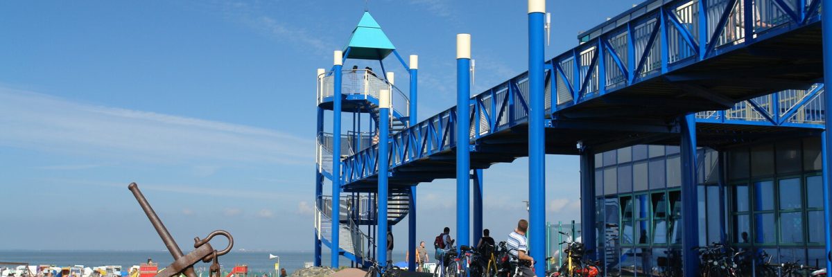 Haus des Gastes in Norddeich mit Aussichtsturm, Anker und Blick auf den Strand